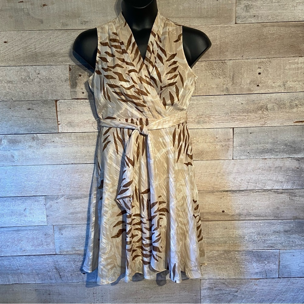 🛍️3/$30 Jones Wear women’s beige coloured abstract print dress in size 10P